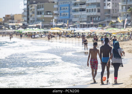 Rethimno, Grecia. Il 1 giugno, 2018. Le persone sono considerate a piedi la spiaggia.Rethymno city è una spiaggia lunga e un interminabile costa sabbiosa in Creta, Grecia. Credito: Nicolas Economou SOPA/images/ZUMA filo/Alamy Live News Foto Stock