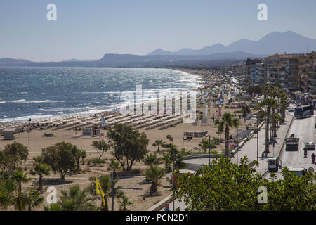 Rethimno, Grecia. Il 1 giugno, 2018. Una vista generale della spiaggia.Rethymno city è una spiaggia lunga e un interminabile costa sabbiosa in Creta, Grecia. Credito: Nicolas Economou SOPA/images/ZUMA filo/Alamy Live News Foto Stock