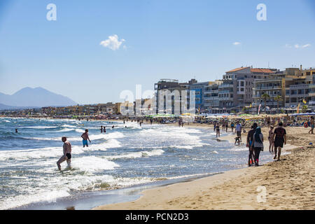 Rethimno, Grecia. Il 1 giugno, 2018. Le persone sono considerate godendo le acque alla spiaggia.Rethymno city è una spiaggia lunga e un interminabile costa sabbiosa in Creta, Grecia. Credito: Nicolas Economou SOPA/images/ZUMA filo/Alamy Live News Foto Stock