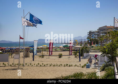 Rethimno, Grecia. Il 1 giugno, 2018. Le bandiere sono visti essere volato in spiaggia.Rethymno city è una spiaggia lunga e un interminabile costa sabbiosa in Creta, Grecia. Credito: Nicolas Economou SOPA/images/ZUMA filo/Alamy Live News Foto Stock