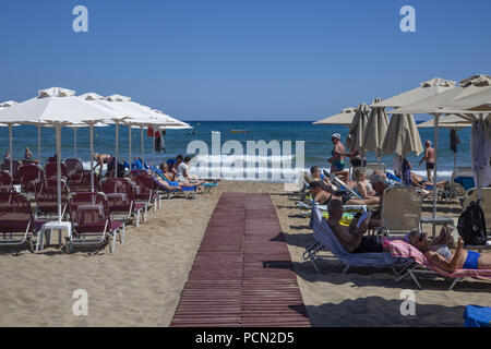 Rethimno, Grecia. Il 1 giugno, 2018. Le persone sono considerate rilassanti sotto gli ombrelloni in spiaggia.Rethymno city è una spiaggia lunga e un interminabile costa sabbiosa in Creta, Grecia. Credito: Nicolas Economou SOPA/images/ZUMA filo/Alamy Live News Foto Stock