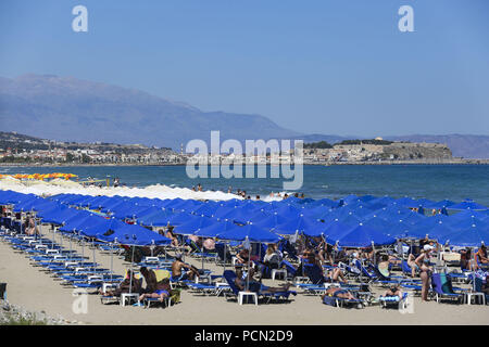 Rethimno, Grecia. Il 1 giugno, 2018. Le persone sono considerate rilassanti sotto gli ombrelloni in spiaggia.Rethymno city è una spiaggia lunga e un interminabile costa sabbiosa in Creta, Grecia. Credito: Nicolas Economou SOPA/images/ZUMA filo/Alamy Live News Foto Stock