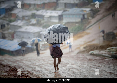 Teknaf, Bangladesh, 2 agosto 2018. Un uomo a piedi in heavy rain a Balukhali Rohingya Refugee Camp di Teknaf, Cox's Bazar. Credito: KM Asad/ZUMA filo/Alamy Live News Foto Stock