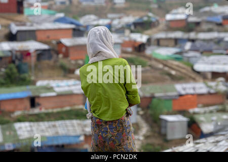 Teknaf, Bangladesh, 2 agosto 2018. Una donna guardare quando la pioggia caduta a Balukhali Rohingya Refugee Camp di Teknaf, Cox's Bazar. Credito: KM Asad/ZUMA filo/Alamy Live News Foto Stock