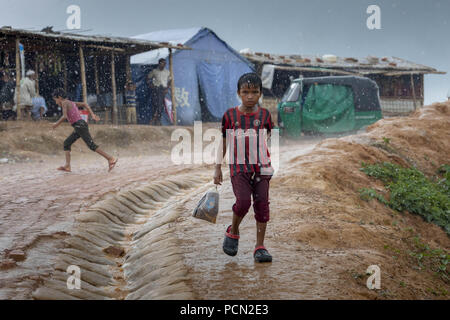 Teknaf, Bangladesh, 2 agosto 2018. Un ragazzo a piedi in heavy rain a Balukhali Rohingya Refugee Camp di Teknaf, Cox's Bazar. Credito: KM Asad/ZUMA filo/Alamy Live News Foto Stock