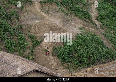 Teknaf, Bangladesh, 2 agosto 2018. Un Rohingya ragazza di andare a casa sua a Balukhali Rohingya Refugee Camp di Teknaf, Cox's Bazar. Credito: KM Asad/ZUMA filo/Alamy Live News Foto Stock