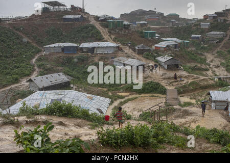 Teknaf, Bangladesh, 2 agosto 2018. La gente a piedi quando la pioggia a Balukhali Rohingya Refugee Camp di Teknaf, Cox's Bazar. Credito: KM Asad/ZUMA filo/Alamy Live News Foto Stock