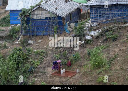 Teknaf, Bangladesh, 2 agosto 2018. Una donna Rohingya raccogliere acqua a Balukhali Rohingya Refugee Camp di Teknaf, Cox's Bazar. Credito: KM Asad/ZUMA filo/Alamy Live News Foto Stock