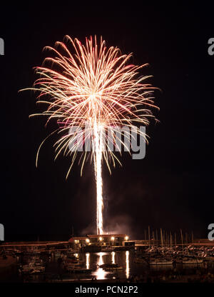 Lyme Regis, Dorset, Regno Unito. 3 agosto 2018. Regno Unito tempo: Una serata calda e umida a Lyme Regis. Le folle si riuniscono presso la località balneare di Lyme Regis per guardare uno spettacolare spettacolo di fuochi d'artificio presso lo storico porto di Cobb per celebrare la fine della settimana di Lifeboat RNLI di quest'anno. Credit: Notizie dal vivo di DWR/Alamy. Foto Stock