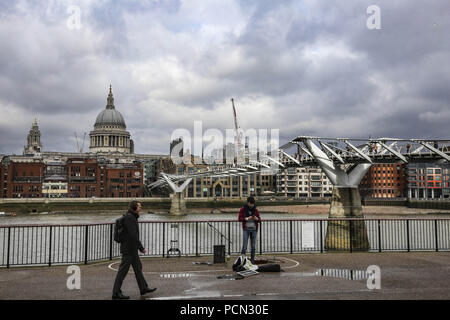 Londra, Regno Unito. Xx Febbraio 2018. Una vista generale del ponte.London Millennium Footbridge, una sospensione in acciaio ponte per pedoni che attraversano il fiume Tamigi a Londra, Inghilterra, Regno Unito. Il ponte è soprannominato come ''Woobly sposa" causa l'effetto ondeggianti. Il ponte è stato inaugurato nel giugno 2000. Da un lato del ponte è la Cattedrale di St Paul e dall'altro lato la Tate Modern Museum. Credito: Nicolas Economou SOPA/images/ZUMA filo/Alamy Live News Foto Stock