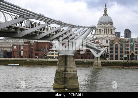 Londra, Regno Unito. Xx Febbraio 2018. Una vista generale del ponte.London Millennium Footbridge, una sospensione in acciaio ponte per pedoni che attraversano il fiume Tamigi a Londra, Inghilterra, Regno Unito. Il ponte è soprannominato come ''Woobly sposa" causa l'effetto ondeggianti. Il ponte è stato inaugurato nel giugno 2000. Da un lato del ponte è la Cattedrale di St Paul e dall'altro lato la Tate Modern Museum. Credito: Nicolas Economou SOPA/images/ZUMA filo/Alamy Live News Foto Stock