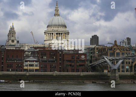 Londra, Regno Unito. Xx Febbraio 2018. Una vista generale del ponte.London Millennium Footbridge, una sospensione in acciaio ponte per pedoni che attraversano il fiume Tamigi a Londra, Inghilterra, Regno Unito. Il ponte è soprannominato come ''Woobly sposa" causa l'effetto ondeggianti. Il ponte è stato inaugurato nel giugno 2000. Da un lato del ponte è la Cattedrale di St Paul e dall'altro lato la Tate Modern Museum. Credito: Nicolas Economou SOPA/images/ZUMA filo/Alamy Live News Foto Stock