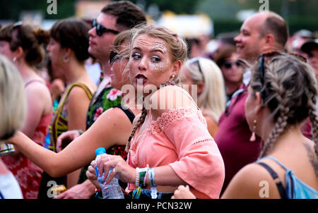 Dorset, Regno Unito. Il 3 agosto 2018. Bestival Festival Day 1 - 3 agosto 2018. Festival femminile goer con spiralina trecce folla inquadratura di gruppo, Lulworth, Dorset, UK Credit: Dawn Fletcher-Park/Alamy Live News Foto Stock