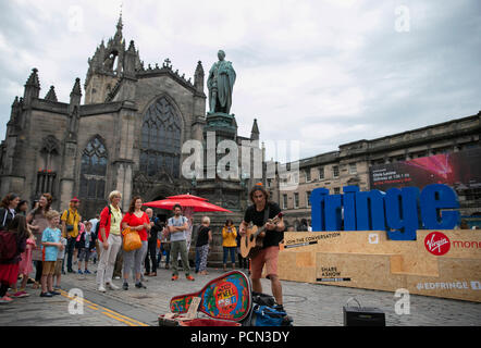 Edinburgh, Regno Unito. Il 3° agosto 2018. Un australiano che suona la chitarra per il giorno di apertura del Festival di Edimburgo Fringe 2018 ad Edimburgo, Scozia, Gran Bretagna il 3 agosto, 2018. Credito: Han Yan/Xinhua/Alamy Live News Foto Stock