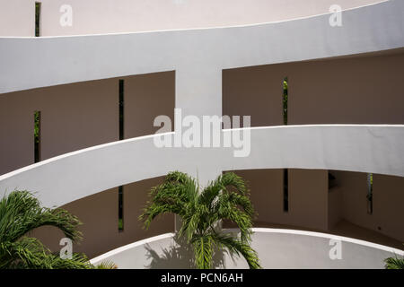 Cancun, Messico; Lug 15 2018: rampa circolare di ingresso. Moderno e minimalista struttura in calcestruzzo. Foto Stock