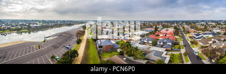 Ampio panorama dell'antenna del sobborgo Carrum e Patterson fiume. Penisola di Mornington, Melbourne, Australia Foto Stock