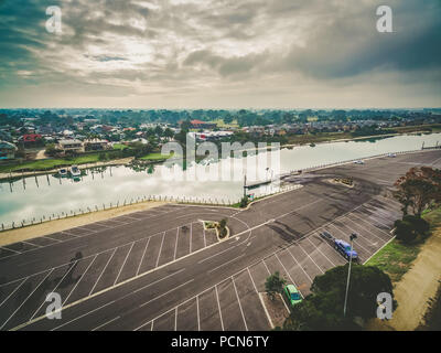 Vista aerea del fiume Patterson e di Suburbia su nuvoloso giorno. Melbourne, Australia Foto Stock