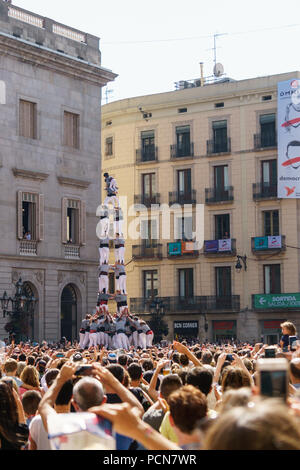 La gente la costruzione di una piramide umana durante il festival in Catalunya, Spagna Foto Stock