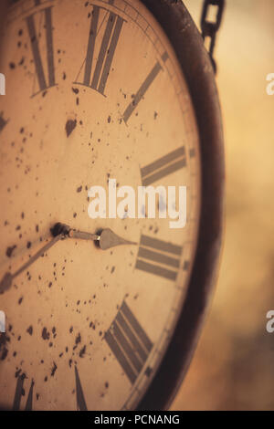 Close up sot di un analogo di vintage orologio da parete. Foto Stock