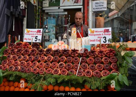 Melograni sorge sulle strade di Istanbul Foto Stock