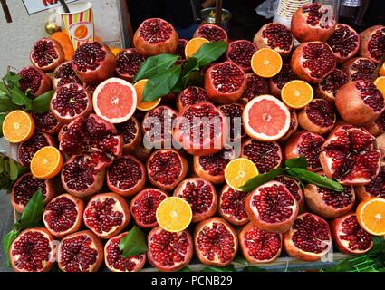 Melograni sorge sulle strade di Istanbul Foto Stock