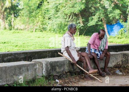 Pondicherry, PUDUCHERRY, Tamil Nadu, India - SETTEMBRE CIRCA, 2017. Unidentified persone rurali davanti alla loro casa di villaggio, un Indiano rurale scena Foto Stock