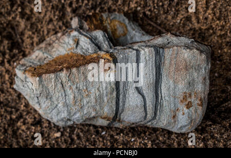 Geologica roccia metamorfica con tre piani di faglia geologica mostra subire trasition dalla roccia ignea di roccia sedimentaria. Storia della terra. Foto Stock