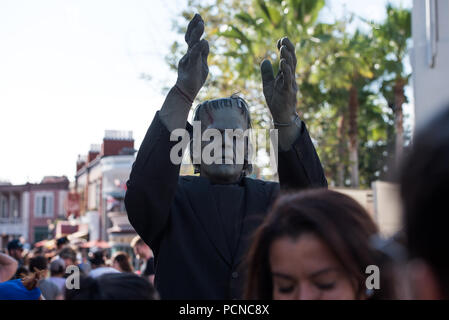 Los Angeles, California, Stati Uniti d'America - Luglio 30, 2018: i turisti ed i visitatori di scattare le foto con Frankenstein presso gli Universal Studios di Hollywood, Los Angeles, Foto Stock