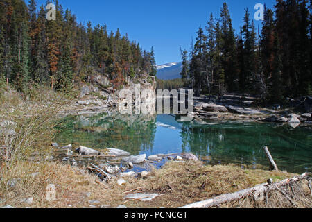 Primo Lago. Valle dei Cinque Laghi trail. Parco Nazionale di Jasper, Alberta, Canada Foto Stock