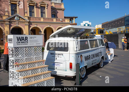 La guerra sui rifiuti un australiano programma televisivo visite Parramatta a promuovere il messaggio di riciclaggio e di aiutare le persone a ridurre i rifiuti,Sydney , Australia Foto Stock