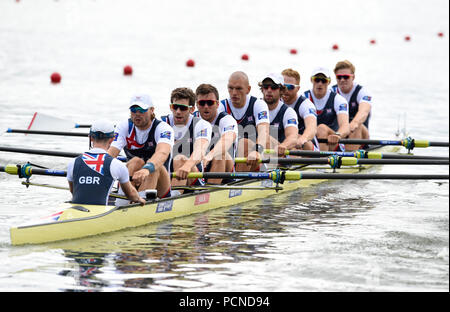 La Gran Bretagna è George Thomas, Tom Jeffery, William Satch, Tom Ransley, Mohamed Sbihi, Alan Sinclair, Matteo Tarrant, Oliver Wynne-Griffith e Henry Fieldman competere negli uomini otto Repechage 1 durante il giorno due del 2018 Campionati Europei presso il paese di Strathclyde Park, North Lanarkshire. Foto Stock