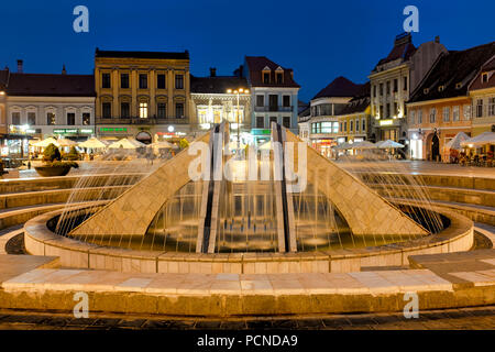 Vista del Piata Sfatului (Brasov Piazza del consiglio) , Brasov, Romania Foto Stock