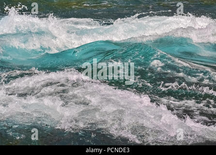 Primo piano di un turchese e pulire lo streaming di acqua Foto Stock