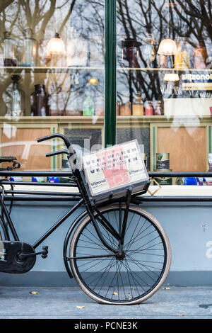 Old Dutch 'sesso fino a mendicare' bicicletta appoggiata contro un negozio di hardware nella finestra di Delft, Paesi Bassi Foto Stock