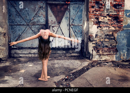 Ballerina dancing in edificio abbandonato, Istanbul Foto Stock