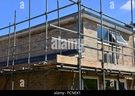 Il lato di una nuova build su una casa inglese Foto Stock
