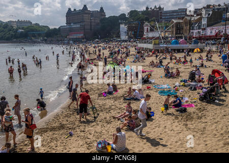 La South Beach Scarborough in una giornata di sole con un sacco di gente che si diverte. Foto Stock