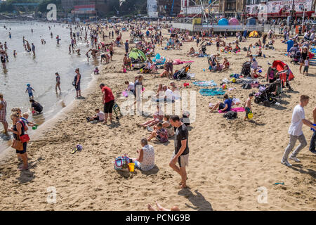 La South Beach Scarborough in una giornata di sole con un sacco di gente che si diverte. Foto Stock