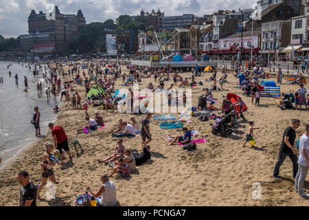 La South Beach Scarborough in una giornata di sole con un sacco di gente che si diverte. Foto Stock