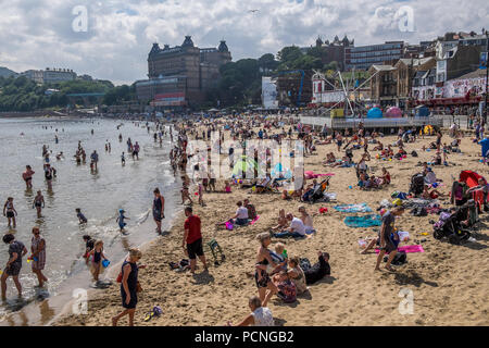 La South Beach Scarborough in una giornata di sole con un sacco di gente che si diverte. Foto Stock