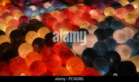 Candy, cioccolato, candele, ornamenti, negozio di souvenir venduti a Alexanderplatz Mercatino di Natale si erge Foto Stock