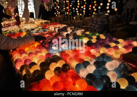 Candy, cioccolato, candele, ornamenti, negozio di souvenir venduti a Alexanderplatz Mercatino di Natale si erge Foto Stock