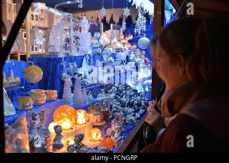 Candy, cioccolato, candele, ornamenti, negozio di souvenir venduti a Alexanderplatz Mercatino di Natale si erge Foto Stock