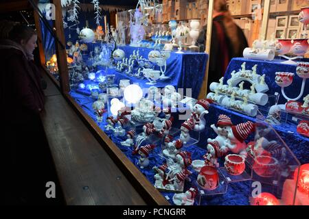 Candy, cioccolato, candele, ornamenti, negozio di souvenir venduti a Alexanderplatz Mercatino di Natale si erge Foto Stock