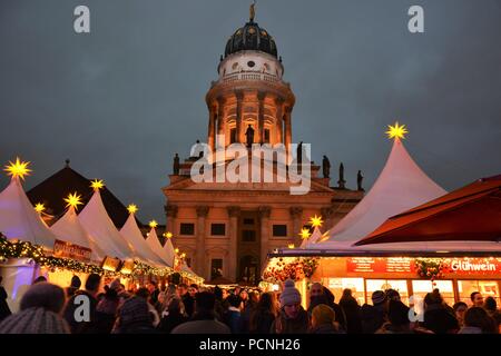 Mercatino di Natale in piazza Gendarmenmarkt di sera Foto Stock