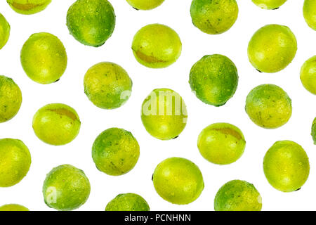 Isolato di pattern di calce o sfondo su sfondo bianco. Concetto di estate di freschi maturi tutta la frutta di calce shot dal di sopra Foto Stock