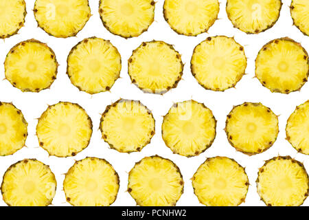 Ananas a fette pezzi giaceva nel modello isolato su sfondo bianco. Taglio fresco ananas frutta Foto Stock