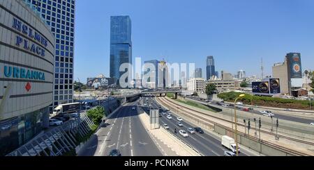 Israele, Tel Aviv, HaShalom stazione ferroviaria il traffico su autostrada Ayalon come visto dalla stazione Foto Stock