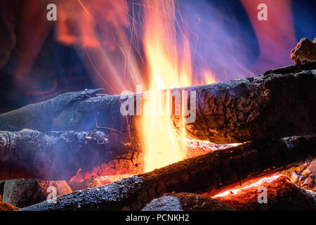 Belle le fiamme e ember da un accampamento di notte. Foto Stock