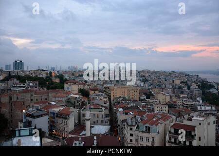 Vista sul Bosforo dalla Torre di Galata al crepuscolo Foto Stock